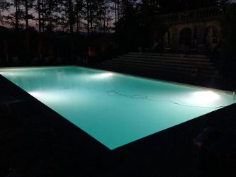 Costruzione piscina a skimmer illuminata