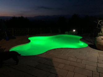 Piscina contemporanea dotata di illuminazione