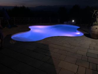 Piscina moderna dotata di illuminazione