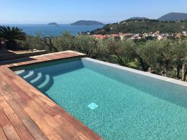 Piscina a sfioro costruita a Lerici
