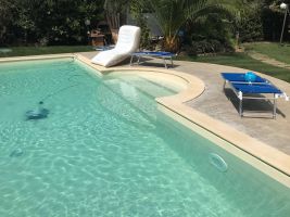 Spazio esterno con piscina