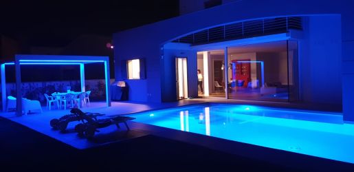 Piscina interrata moderna