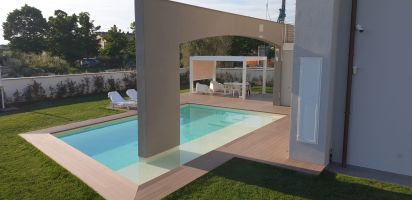 Giardino con piscina a Sarzana