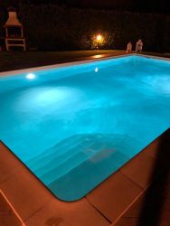 Piscina interrata di notte